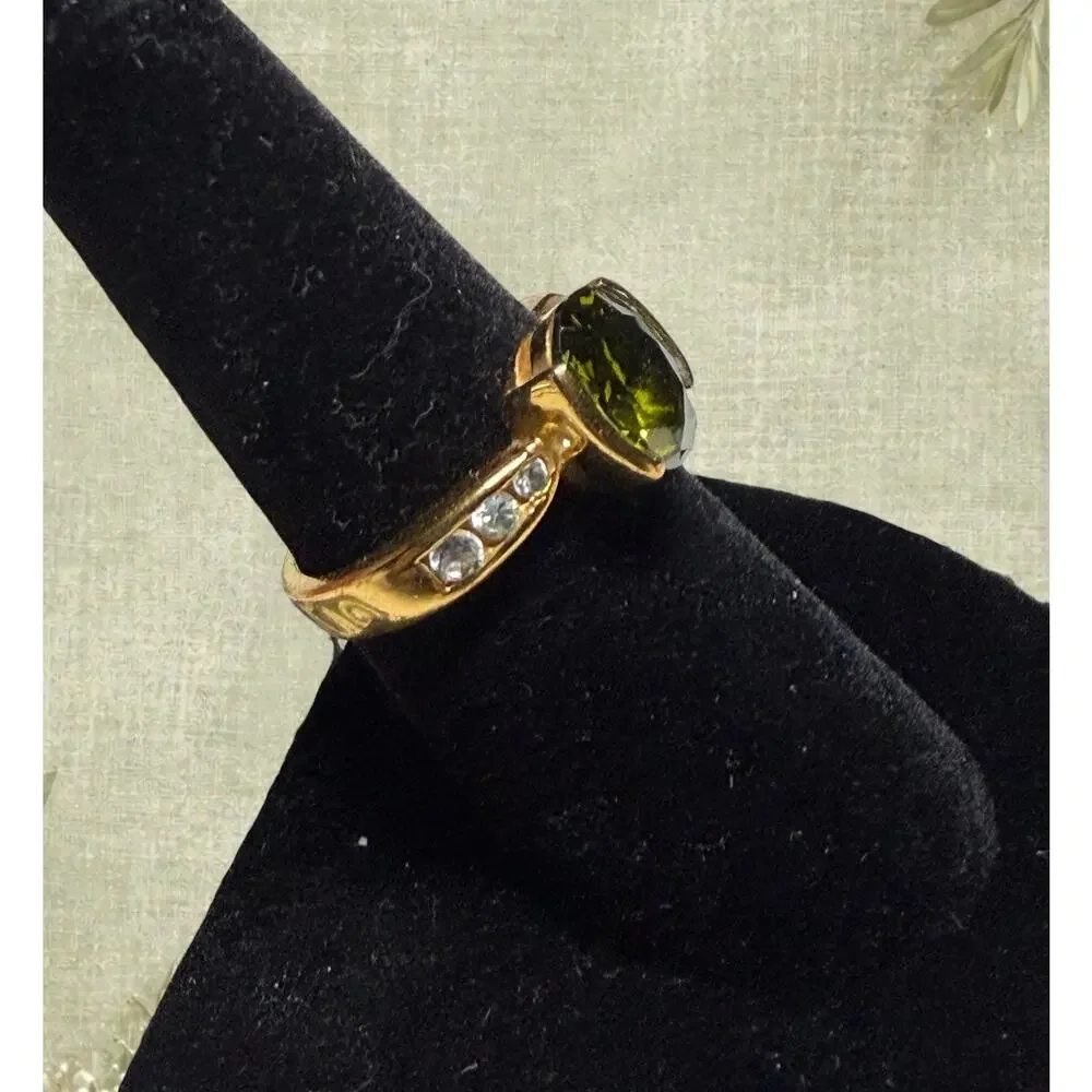 Vintage Olive Green Glass Cocktail Ring Gold Tone Rhinestone Statement Size 7